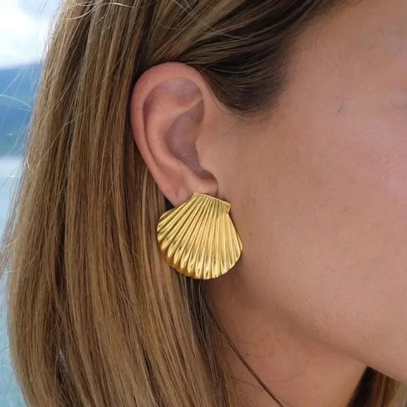 Seashell 18K Gold Stainless Steel Waterproof Earrings - Picture 6 of 17